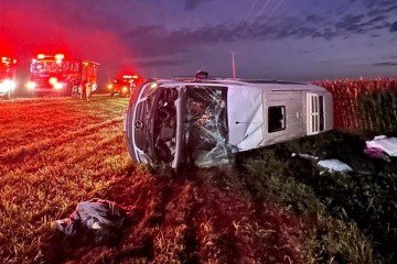 Uma van com 11 pessoas capotou na manhã desta terça-feira (22/4) na GO-435 e deixou 9 feridos -  (crédito: Divulgação CBM/DF)