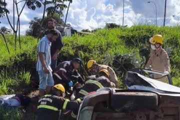 Acidente na BR364, em Jataí, deixou uma idosa morta e 4 feridos.  -  (crédito: Divulgação CBMGO)