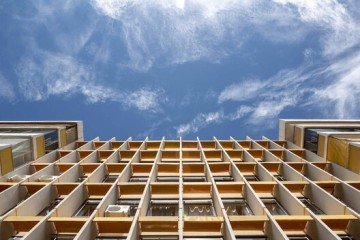 Livro 'A invenção da Superquadra' conta com fotos e informações de mais de 70 edificações de Brasília -  (crédito: Iphan/Divulgação)