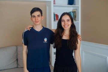 Alunos Luka Braga e Maria Clara Brum (D), do ensino médio da Escola das Nações, foram reconhecidos pelo American International Schools in the Americas (Amisa) por promover cidadania global -  (crédito: Divulgação)