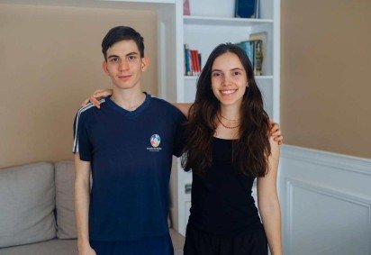 Alunos Luka Braga e Maria Clara Brum (D), do ensino médio da Escola das Nações, foram reconhecidos pelo American International Schools in the Americas (Amisa) por promover cidadania global -  (crédito: Divulgação)