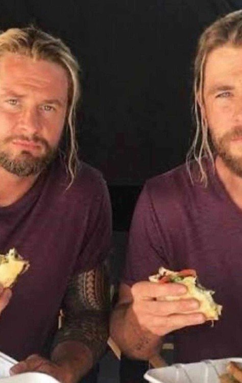 Confira os dublês mais idênticos aos astros de Hollywood -  (crédito: Reprodução Instagram)