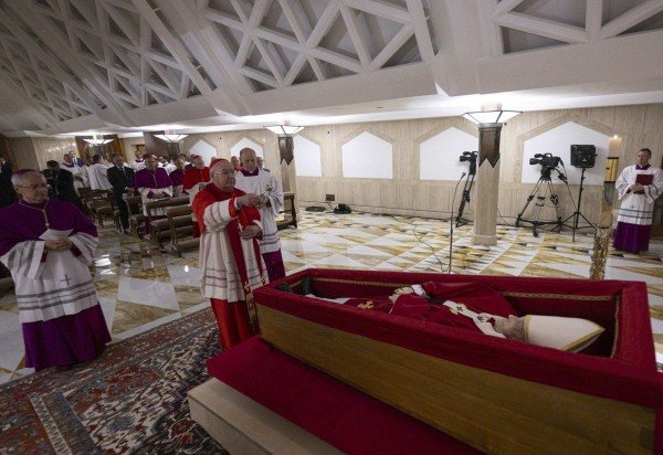 Corpo de papa Francisco é velado a portas fechadas em capela da Casa Santa Marta -  (crédito:  AFP)