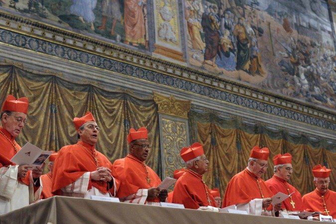 Cardeais entoam hino latino 'Veni Creator Spiritus' ('Vem, Espírito Criador') na Capela Sistina, antes do início do conclave de 2013 - (crédito: OBSERVER ROMANO/AFP) Cardeais entoam hino latino 'Veni Creator Spiritus' ('Vem, Espírito Criador') na Capela Sistina, antes do início do conclave de 2013 - (crédito: OBSERVER ROMANO/AFP)