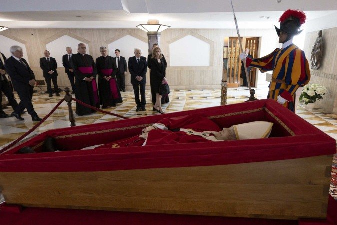 O presidente da Itália, Sergio Mattarella, e a filha Laura prestam tributo ao papa Francisco, diante do caixão, na Capela de Santa Marta - (crédito: Imprensa do Vaticano/AFP) O presidente da Itália, Sergio Mattarella, e a filha Laura prestam tributo ao papa Francisco, diante do caixão, na Capela de Santa Marta - (crédito: Imprensa do Vaticano/AFP)