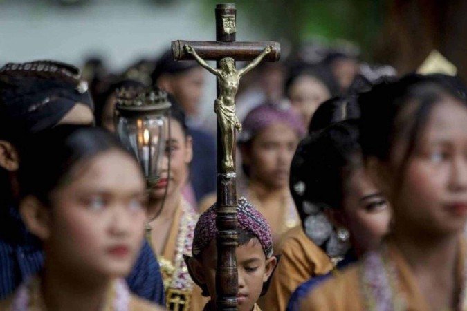 Papa Francisco no 'papamóvel' em meio a uma multidão de católicos em Timor-Leste após celebrar uma missa campal durante visita em 2024 -  (crédito: Getty Images)