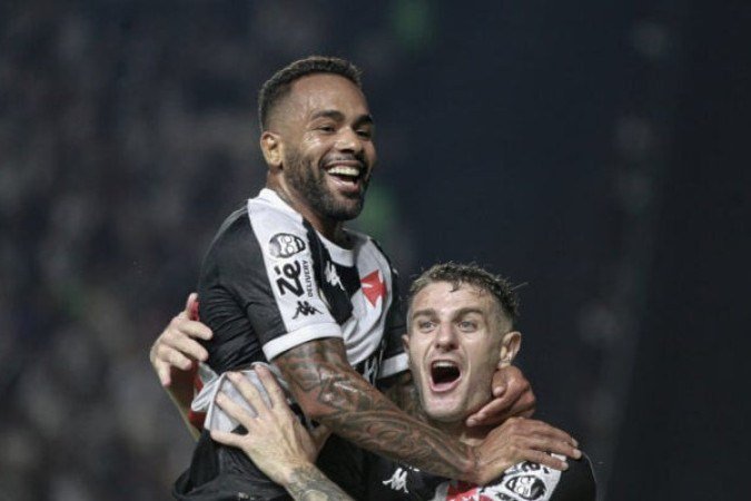 ALEX TEIXEIRA - Deu mais dinâmica e acelerou as jogadas, mas não foi o suficiente para resolver o problema na criação. NOTA: 5,5