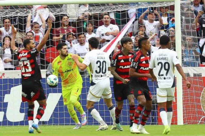 ROSSI - Mostrou segurança quando foi exigido, mas forçou muitos chutes para o ataque e poderia ter priorizado as saídas de bola. NOTA 6,0 - Foto: Gilvan de Souza/Flamengo
