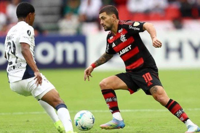 ARRASCAETA - Foi responsável pelas transições de jogadas, mas assim como todo o meio de campo do time, também errou passes e desperdiçou algumas saídas de bola. No segundo tempo, foi substituído por Everton Cebolinha, aos 21 minutos. NOTA 5,0 - Foto: Gilvan de Souza/Flamengo