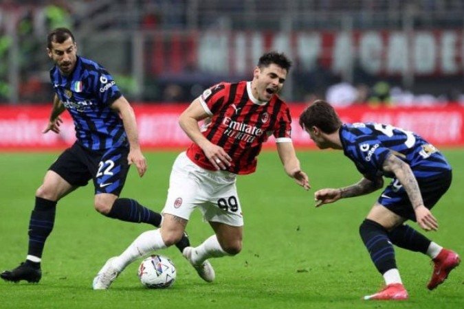 Jogadores de Milan e Inter em disputa de bola na primeira semifinal - (crédito: Foto: Marco Luzzani/Getty Images) Jogadores de Milan e Inter em disputa de bola na primeira semifinal - (crédito: Foto: Marco Luzzani/Getty Images)