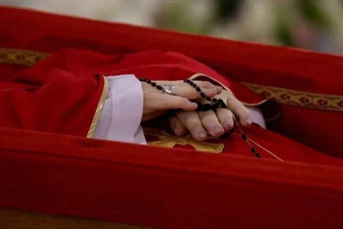 Corpo do papa Francisco será levado para a Basília de São Pedro na quarta-feira - (crédito: Reuters) Corpo do papa Francisco será levado para a Basília de São Pedro na quarta-feira - (crédito: Reuters)