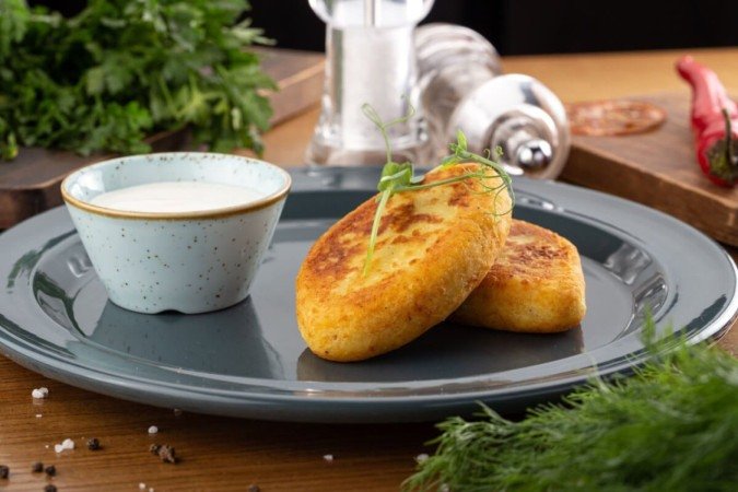 Bolinho de mandioca assado (Imagem: Slava Galaka | Shutterstock) - (crédito: EdiCase) Bolinho de mandioca assado (Imagem: Slava Galaka | Shutterstock) - (crédito: EdiCase)
