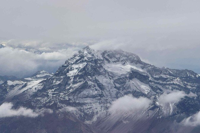 A vista da Cordilheira dos Andes pela janela do voo da Latam