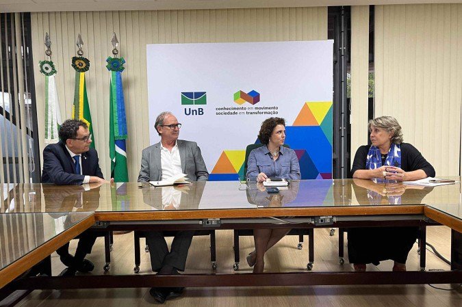 Parlamentares se reuniram com a reitora Rozana Naves nesta terça-feira (22/4) - (crédito: Divulgação) Parlamentares se reuniram com a reitora Rozana Naves nesta terça-feira (22/4) - (crédito: Divulgação)