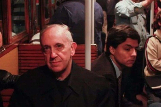 Federico Walls (D), secretário de imprensa do cardeal Jorge Mario Bergoglio (E), dentro de vagão, em Buenos Aires - (crédito: Arquivo pessoal) Federico Walls (D), secretário de imprensa do cardeal Jorge Mario Bergoglio (E), dentro de vagão, em Buenos Aires - (crédito: Arquivo pessoal)