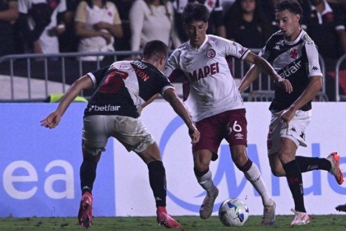 LANÚS - O time argentino se comportou bem em São Januário. Controlou o jogo no início e criou a chance mais perigosa do jogo após acertar a trave. No segundo tempo, cansou e entregou a bola para o Vasco, mas mesmo assim não sofreu. NOTA: 6,5