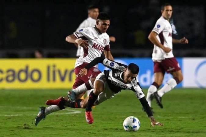 COUTINHO - Tentou resolver a dificuldade do Vasco na criação das jogadas e recuou para ajudar na saída de bola. Quando 