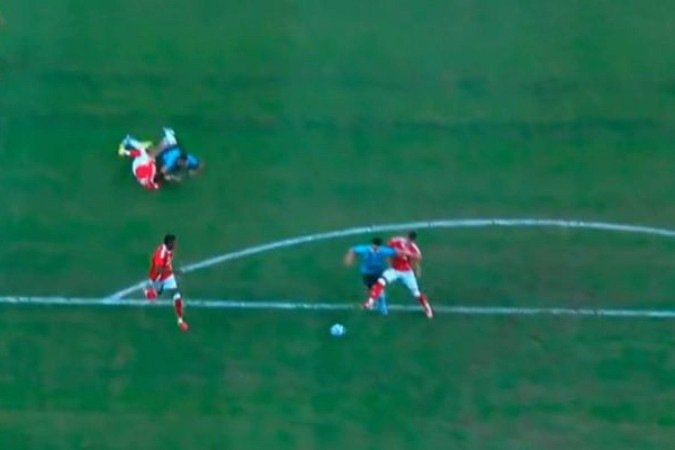 CBF admitiu que o árbitro Bráulio da Silva Machado errou ao não marcar pênalti para o Grêmio em falta do lateral-direito Aguirre sobre o atacante Aravena -  (crédito: Foto: Reprodução)