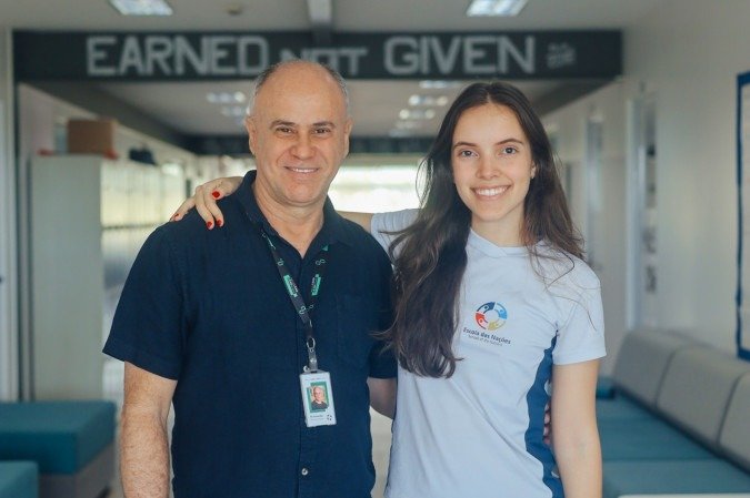 Professor Eli Guimarães e Maria Clara Brum: parceria que uniu voluntariado, aprendizado e solidariedade 