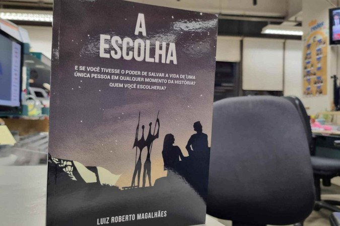Livro 'A escolha' na redação do Correio: história de Roberto se mistura com a do jornal -  (crédito: Ronayre Nunes/CB/D.A. Press)