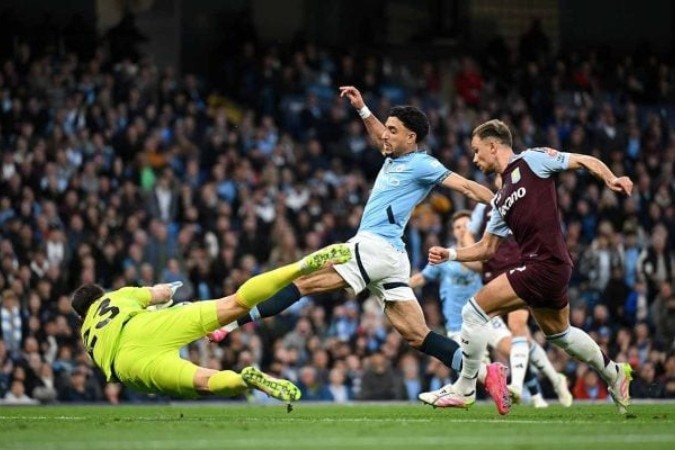 Jogadores de City e Aston Villa em disputa de bola na Premier League -  (crédito: Foto: Michael Regan/Getty Images)