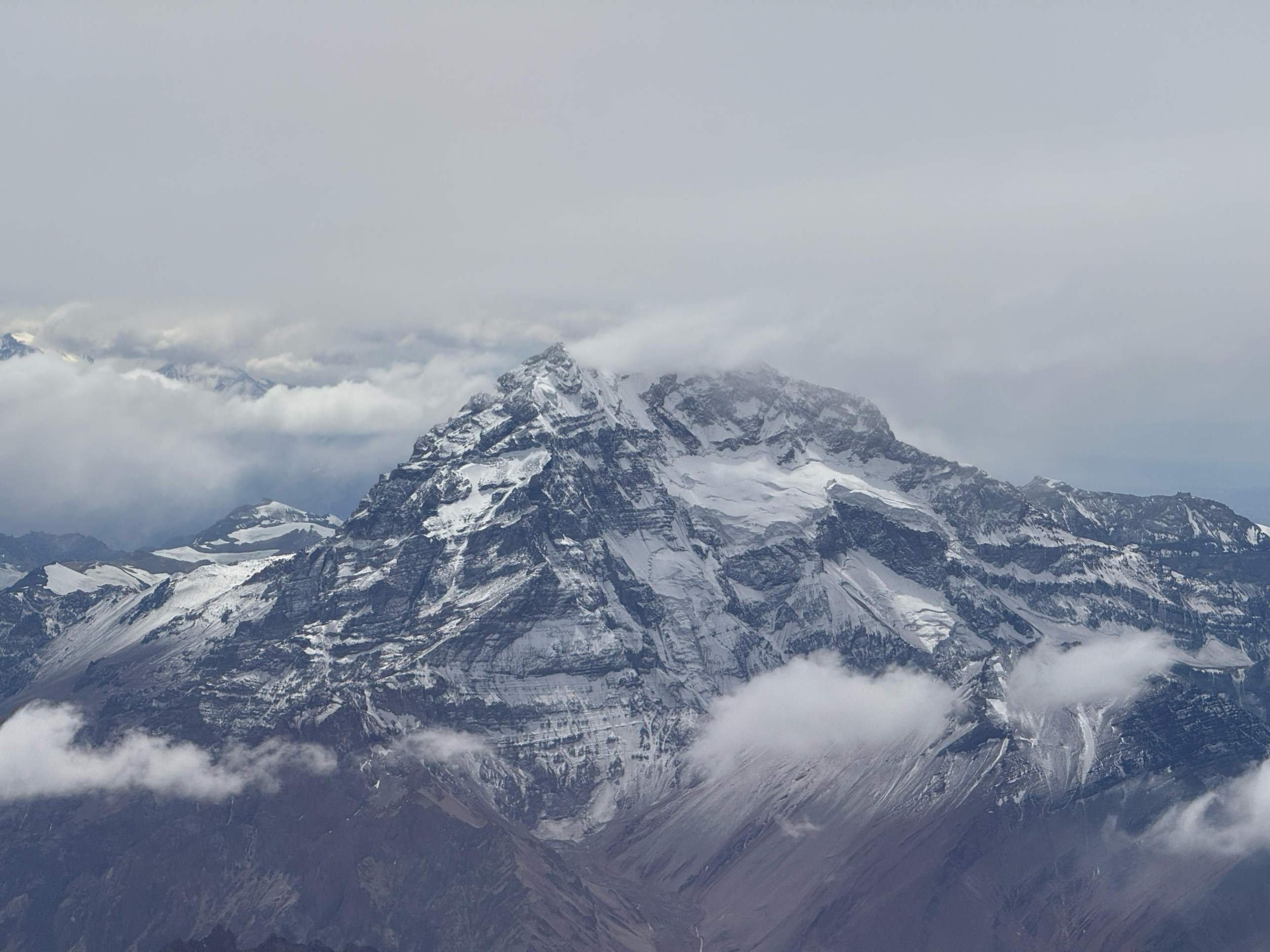 A vista da Cordilheira dos Andes pela janela do voo da Latam