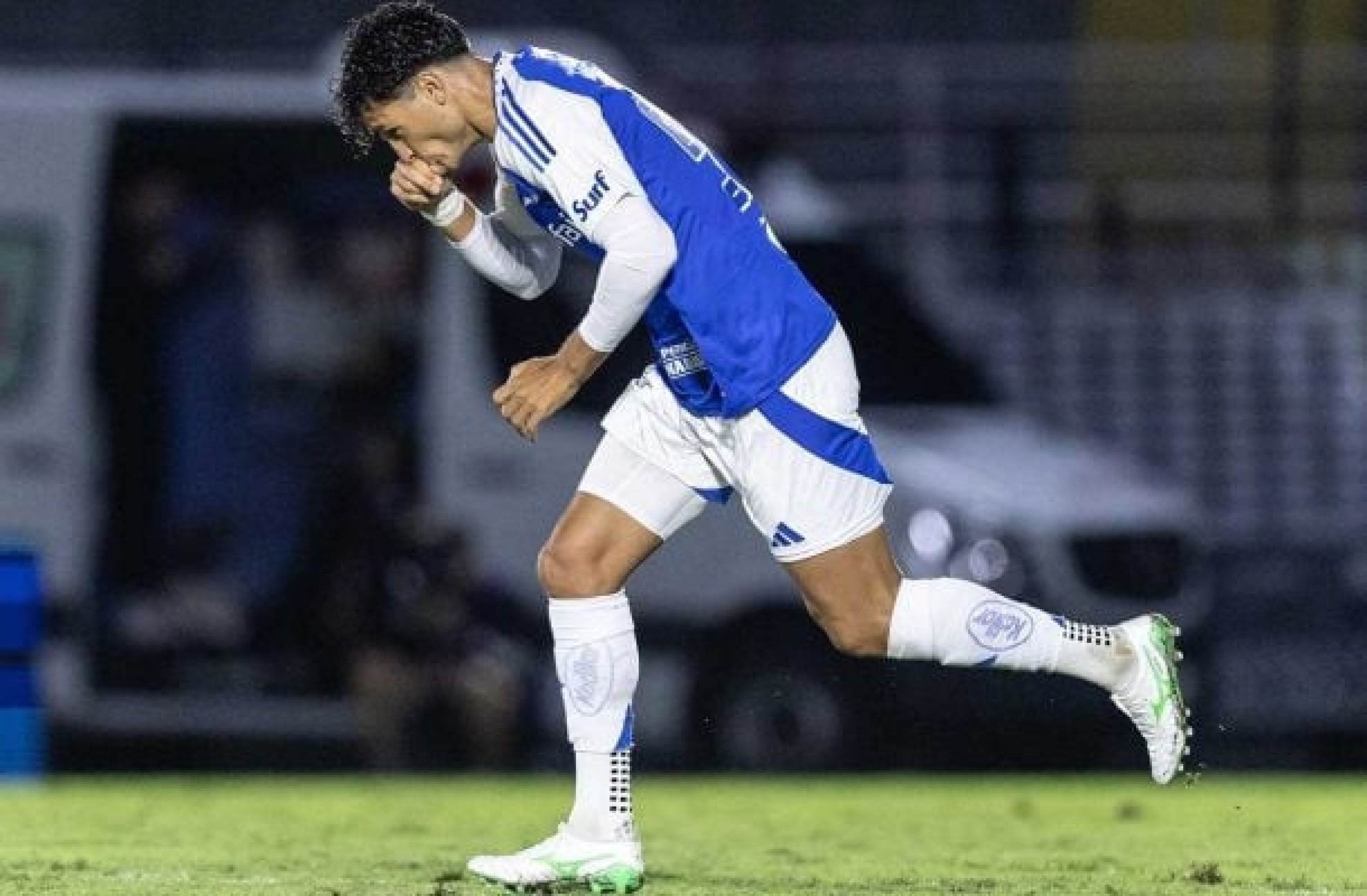 Dinenno analisa concorrência no Cruzeiro: ‘Oportunidade se ganha com trabalho’