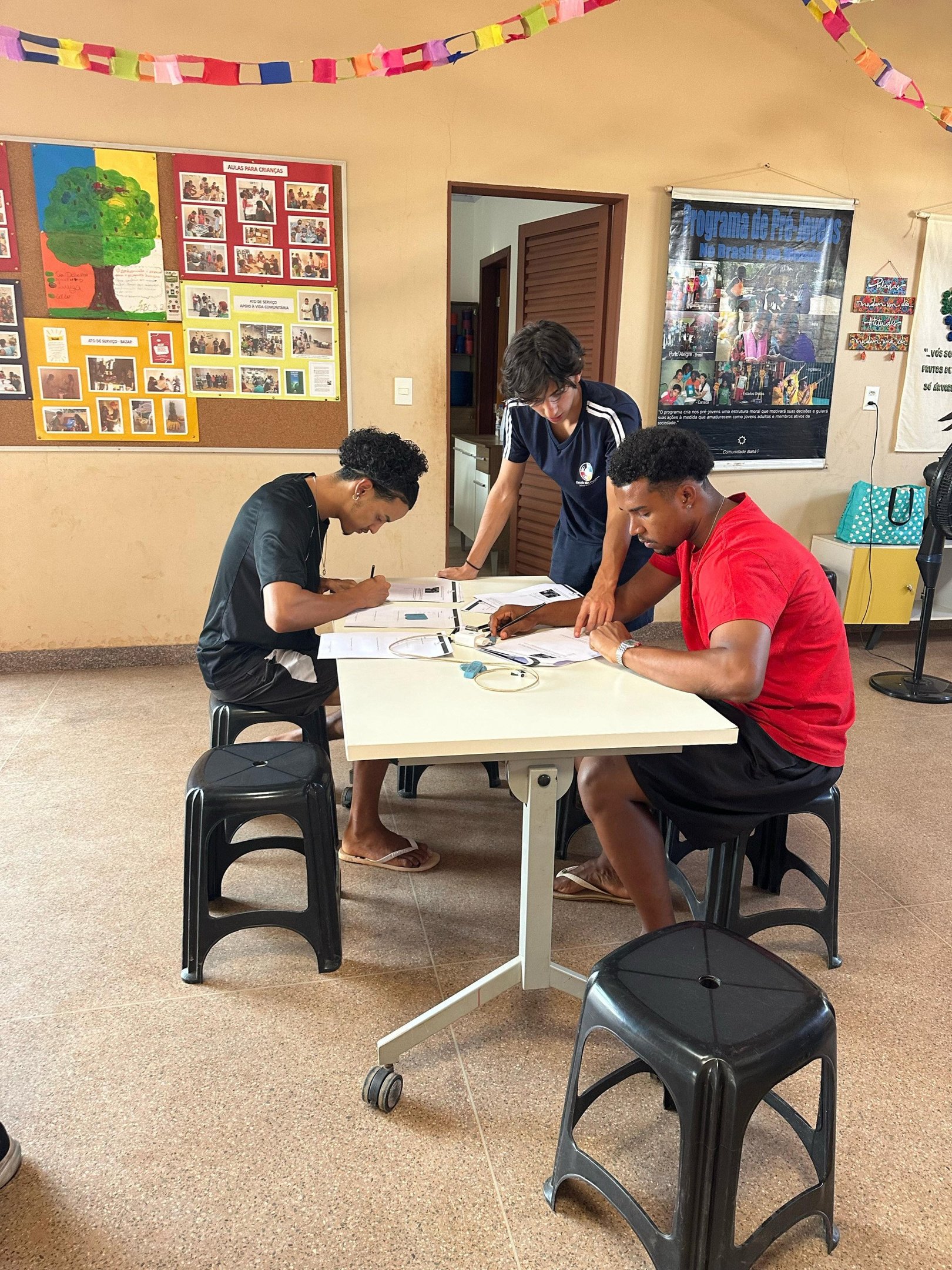 Jovens de São Sebastião recebem apoio acadêmico dos alunos da Escolas das Nações com foco nos desafios do Enem