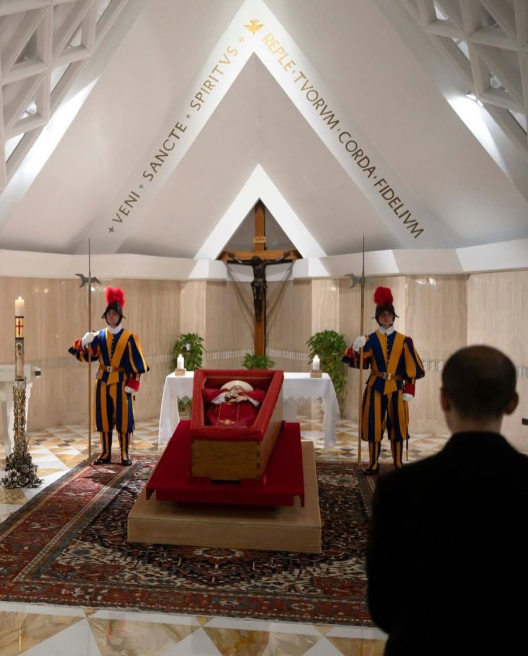 O Vaticano divulgou as primeiras imagens do corpo do papa Francisco, que morreu na madrugada desta segunda-feira (21/4), aos 88 anos, em decorrência de um Acidente Vascular Cerebral