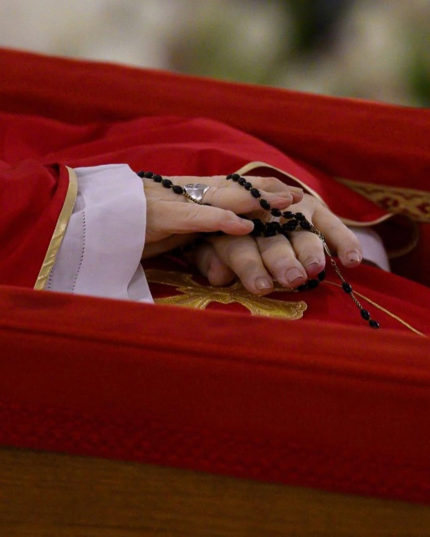O Vaticano divulgou as primeiras imagens do corpo do papa Francisco, que morreu na madrugada desta segunda-feira (21/4), aos 88 anos, em decorrência de um Acidente Vascular Cerebral