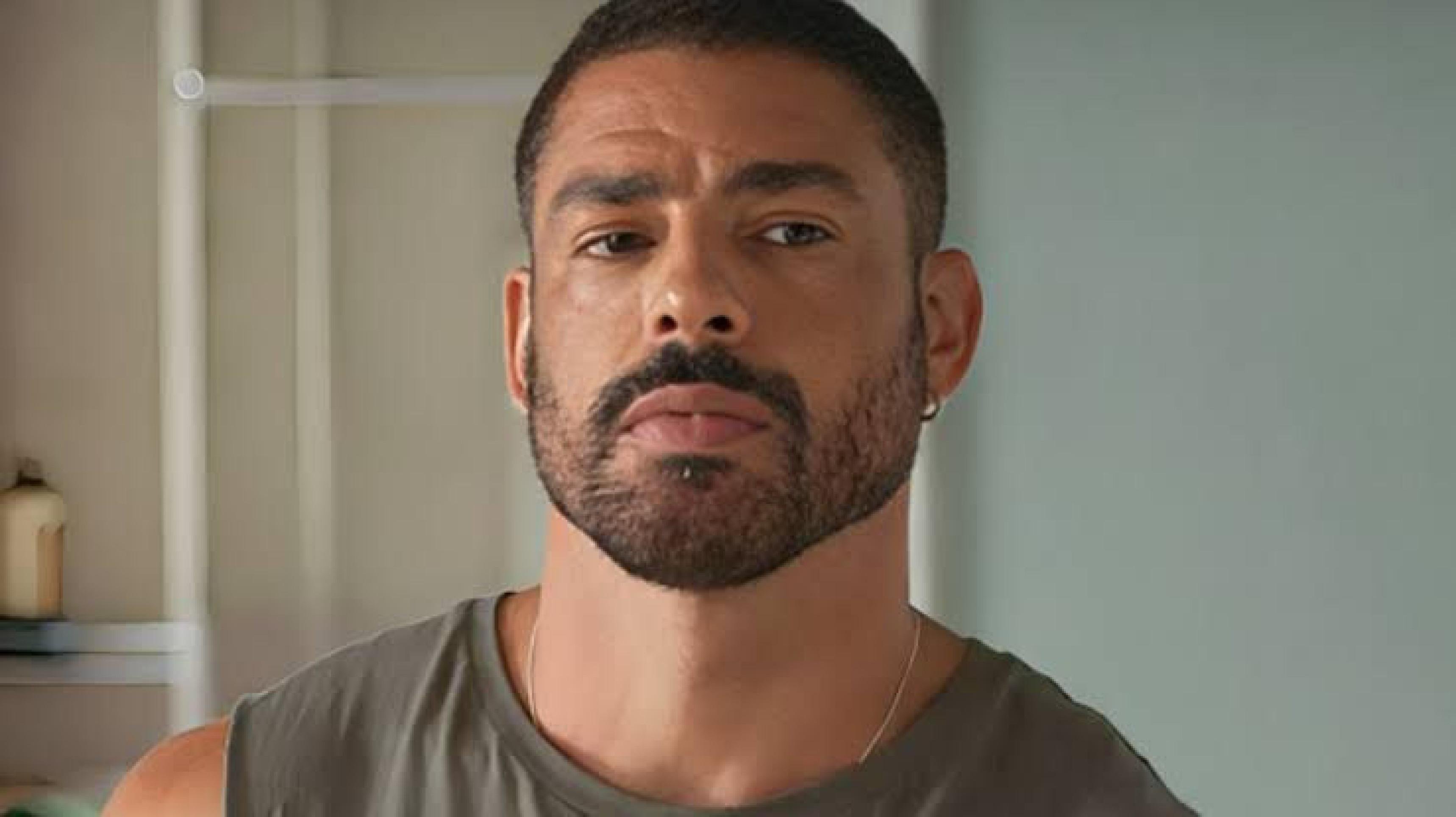 Cauã Reymond revela o que usa na axila para evitar mau cheiro: 'Transpiro'