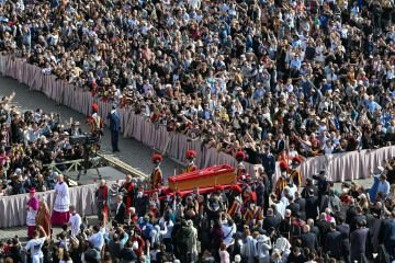 Guardas suíços acompanham o cortejo fúnebre de Francisco, entre a Capela de Santa Marta e a Basílica de São Pedro  -  (crédito: Alberto Pizzoli/AFP)