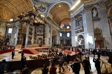 Visitantes e fiéis se despedem do papa Francisco, morto na segunda-feira (21/4), aos 88 anos        -  (crédito: Andrej ISAKOVIC / AFP)