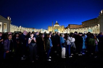 Ao anoitecer, a fila de católicos para render as homenagens ao jesuíta argentino, do lado de fora da Basílica de São Pedro 