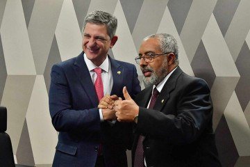 Relator Rogério Carvalho (E) deu parecer favorável à 148/2015, de autoria do senador Paulo Paim (D), na Comissão de Constituição e Justiça  -  (crédito: Alessandro Dantas/Senado)