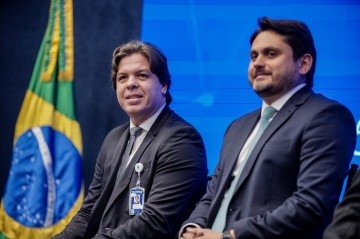 Frederico de Siqueira Filho (E) e Juscelino Filho, que foi exonerado do ministério após ser denunciado pela PGR -  (crédito: Rafa Neddermeyer/ Agência Brasil    )