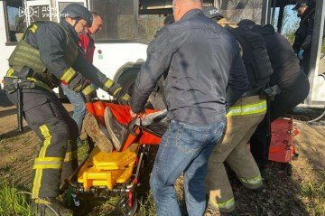 Equipes de resgate socorrem uma pessoa ferida após um ataque de drone na cidade de Marhanets, na região de Dnipropetrovsk      -  (crédito: Handout / UKRAINIAN EMERGENCY SERVICE / AFP)