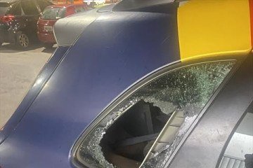 De acordo com a PMDF, no momento da intervenção policial, a equipe foi agredida, e houve dano à viatura - (crédito: PMDF) De acordo com a PMDF, no momento da intervenção policial, a equipe foi agredida, e houve dano à viatura - (crédito: PMDF)
