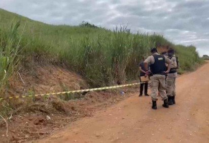 Corpo foi encontrado ainda em chamas pelos policiais militares -  (crédito: Reprodução/Redes sociais)