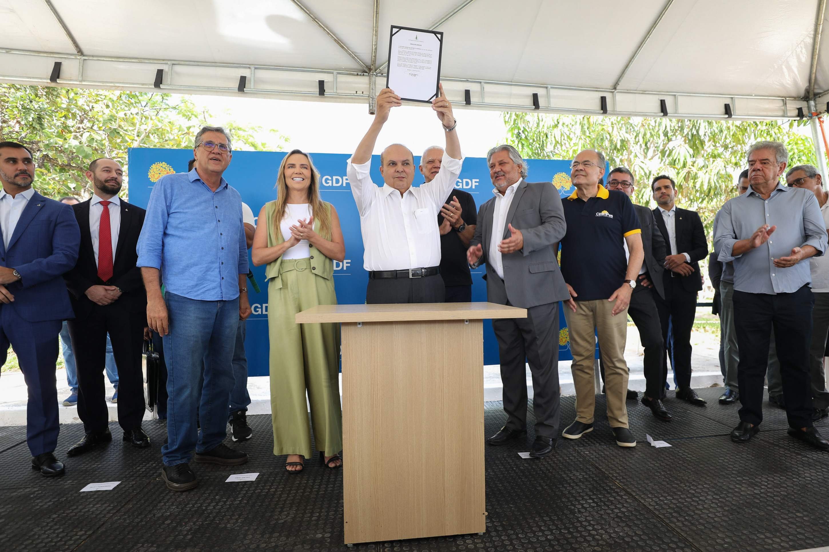 Ibaneis Rocha assina ordem de serviço para obra de drenagem no Lago Sul
