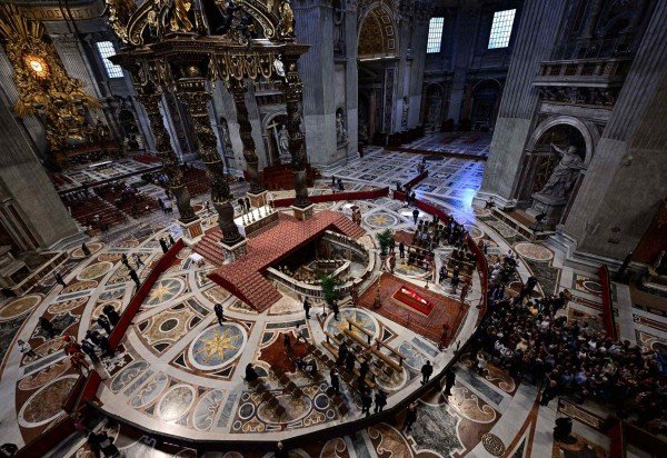 Corpo do Papa Francisco é velado em cerimônia pública na Basílica de São Pedro       -  (crédito:  AFP)