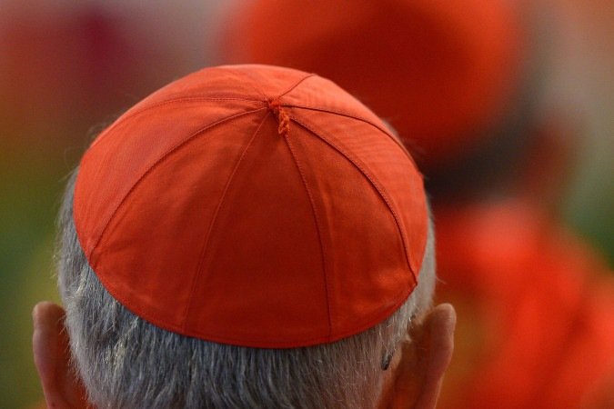 Um cardeal participa de uma missa na Basílica de São Pedro antes do conclave em 12 de março de 2013, no Vaticano      