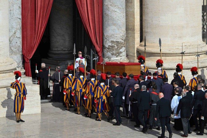 Guarda SuÃ­Ã§a e cardeais fazem procissÃ£o para levar corpo do papa Francisco atÃ© a BasÃ­lia SÃ£o Pedro   