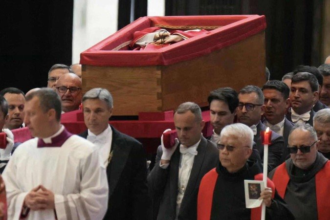 Corpo do papa Francisco é levado para Basília São Pedro para funeral público       