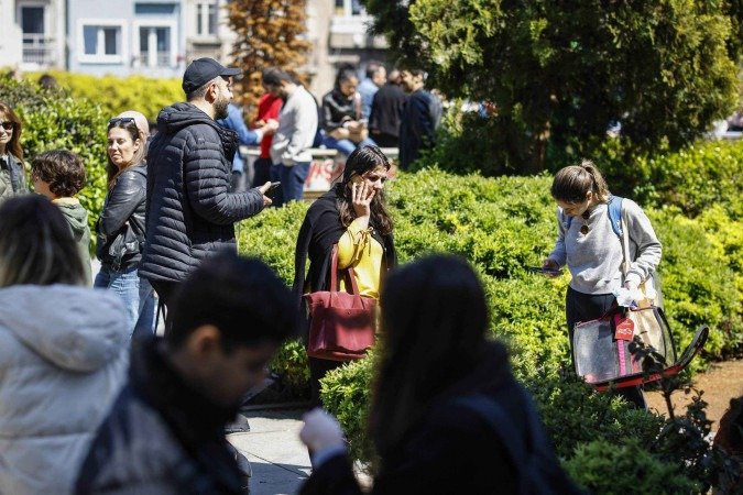 Terremoto de 6,2 graus abala Istambul - Ao menos dois tremores, com poucos segundos de intervalo, foram sentidos em todos os bairros da cidade de 16 milhões de habitantes