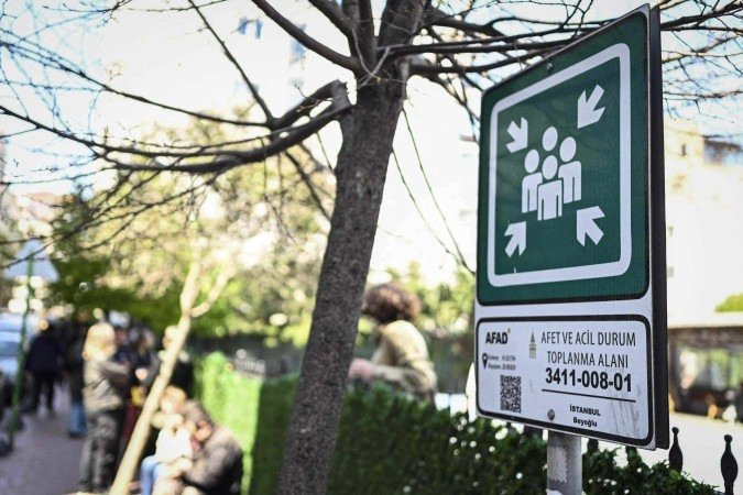 Terremoto de 6,2 graus abala Istambul - Ao menos dois tremores, com poucos segundos de intervalo, foram sentidos em todos os bairros da cidade de 16 milhões de habitantes