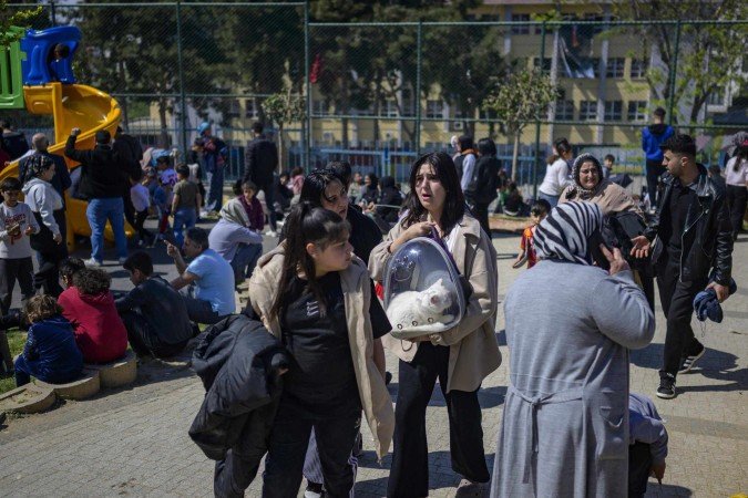 Terremoto de 6,2 graus abala Istambul - Ao menos dois tremores, com poucos segundos de intervalo, foram sentidos em todos os bairros da cidade de 16 milhões de habitantes