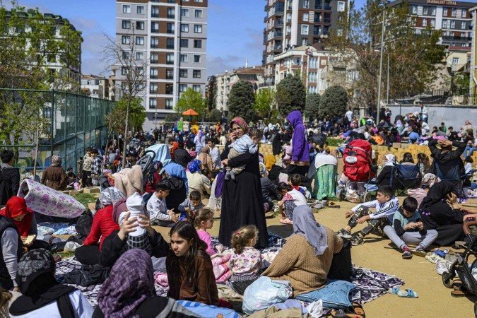 Terremoto de 6,2 graus abala Istambul - Ao menos dois tremores, com poucos segundos de intervalo, foram sentidos em todos os bairros da cidade de 16 milhões de habitantes -  (crédito:  AFP)
