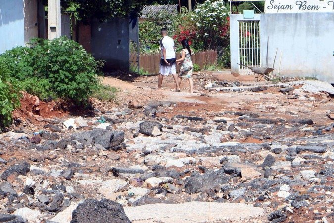 Moradores dizem que a água desce com força, levando o recapeamento das vias - (crédito: Ed Alves CB/DA Press) Moradores dizem que a água desce com força, levando o recapeamento das vias - (crédito: Ed Alves CB/DA Press)