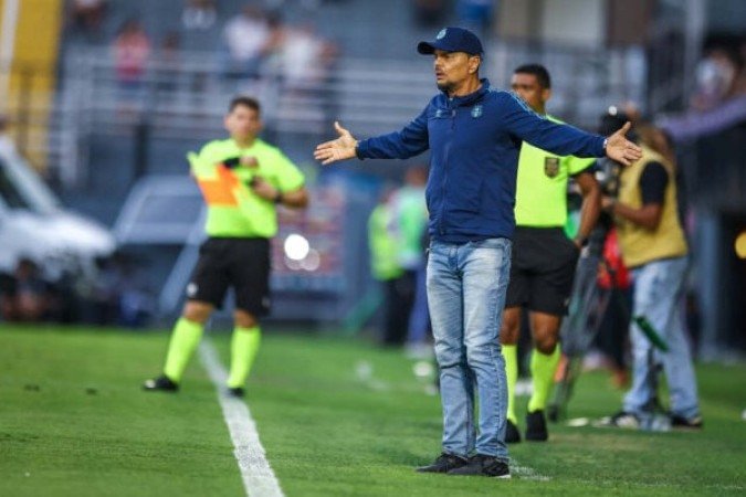 TÉC: ALEXANDRE MENDES - O time mostrou muito desentrosamento e abusou dos erros de passe. Além disso, o auxiliar demorou para mexer no time e sofreu para segurar o empate sem gols. NOTA 4,0 - Foto: Lucas Uebel/Grêmio 